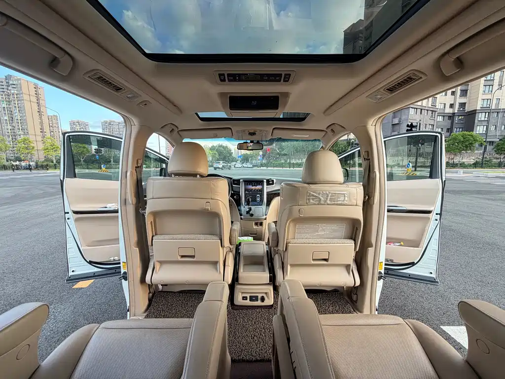 Toyota Alphard — миниатюра 13