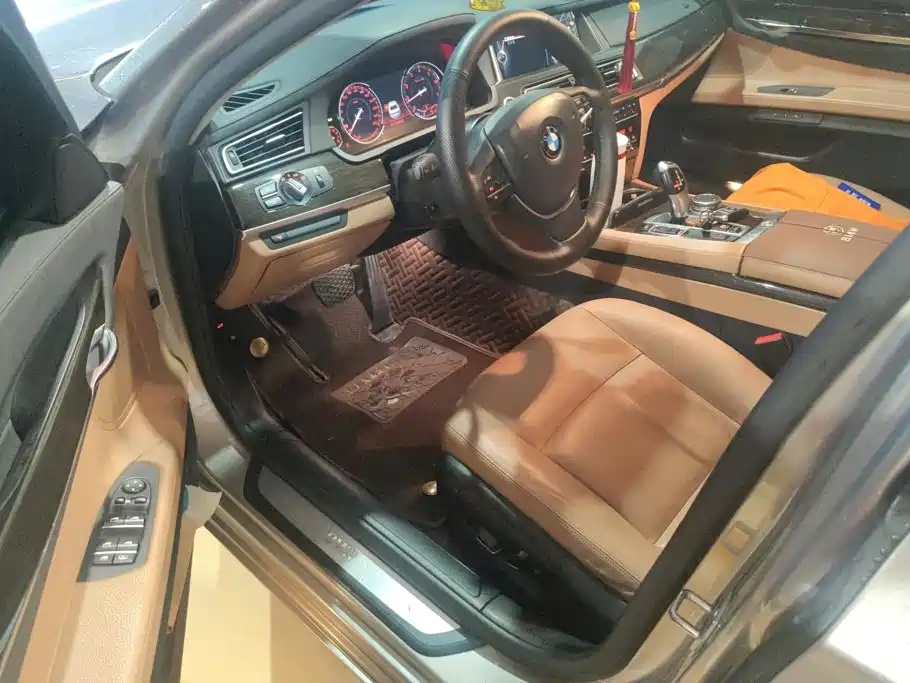 BMW 7 Series — миниатюра 9