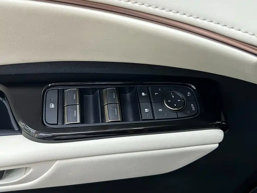 Lexus LM — миниатюра 15