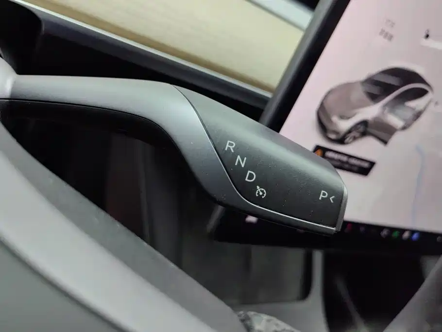 Tesla Model Y — миниатюра 16
