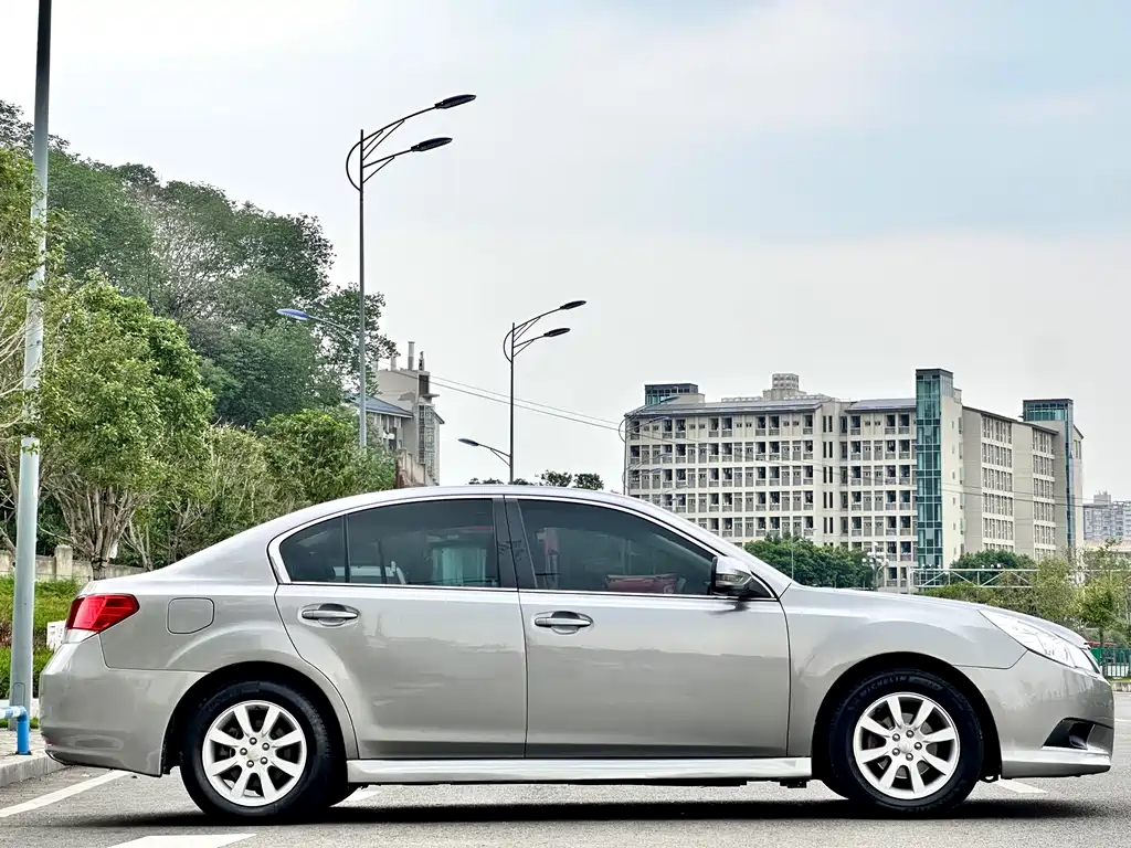 Subaru Legacy 2.0i Luxury Edition, фото 4