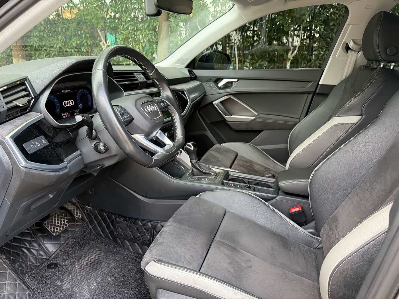 Audi Q3 1.4 л 2021 г. Серебристо-серый, пробег 37000 км