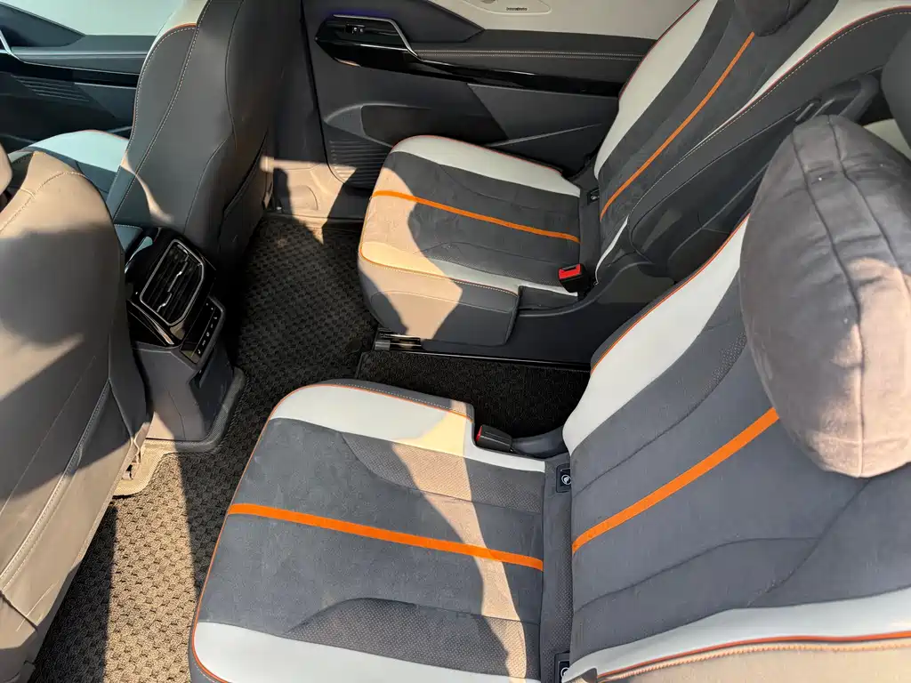 VOLKSWAGEN ID.6 CROZZ