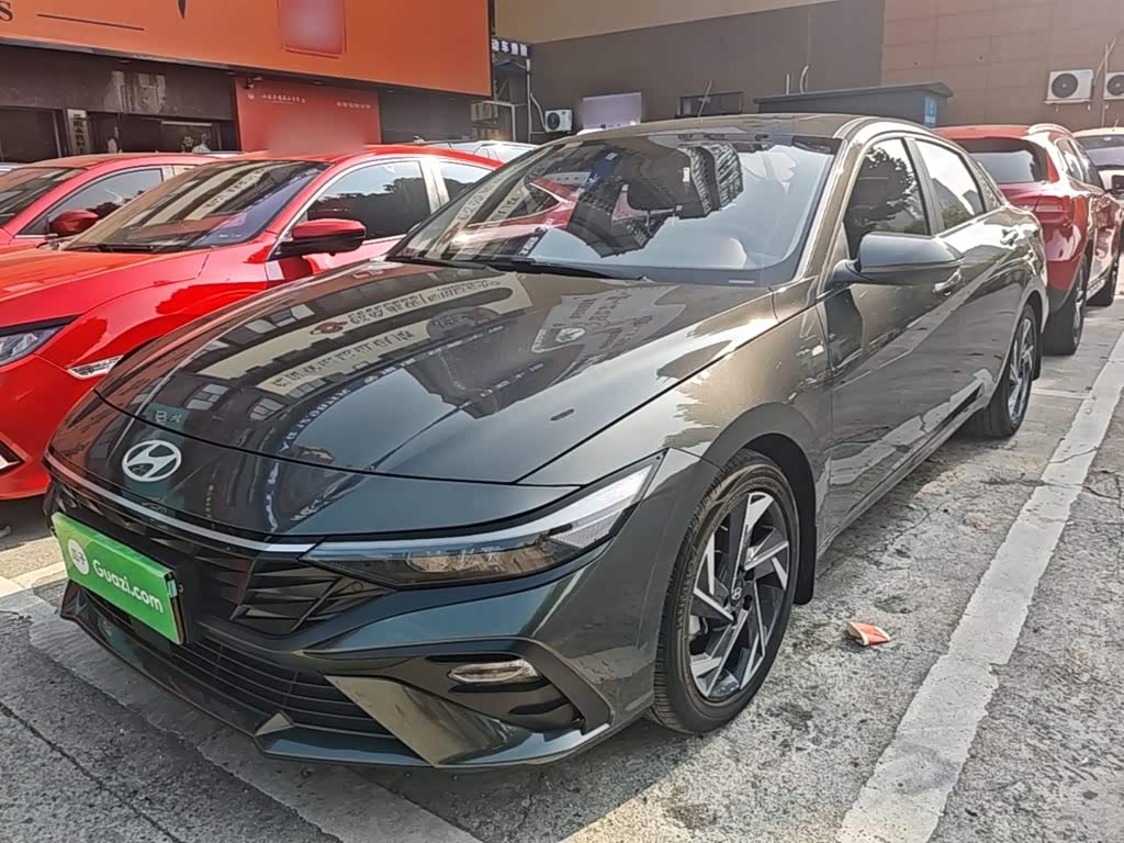 Hyundai Elantra 1.5 л 2025 г. Серебристо-серый, пробег 6800 км