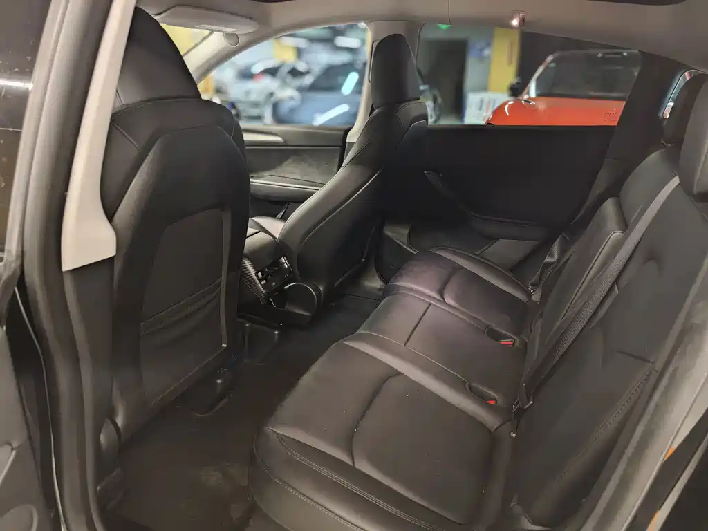 Tesla Model Y — миниатюра 8
