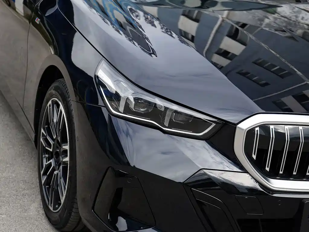 BMW 5 Series — миниатюра 15