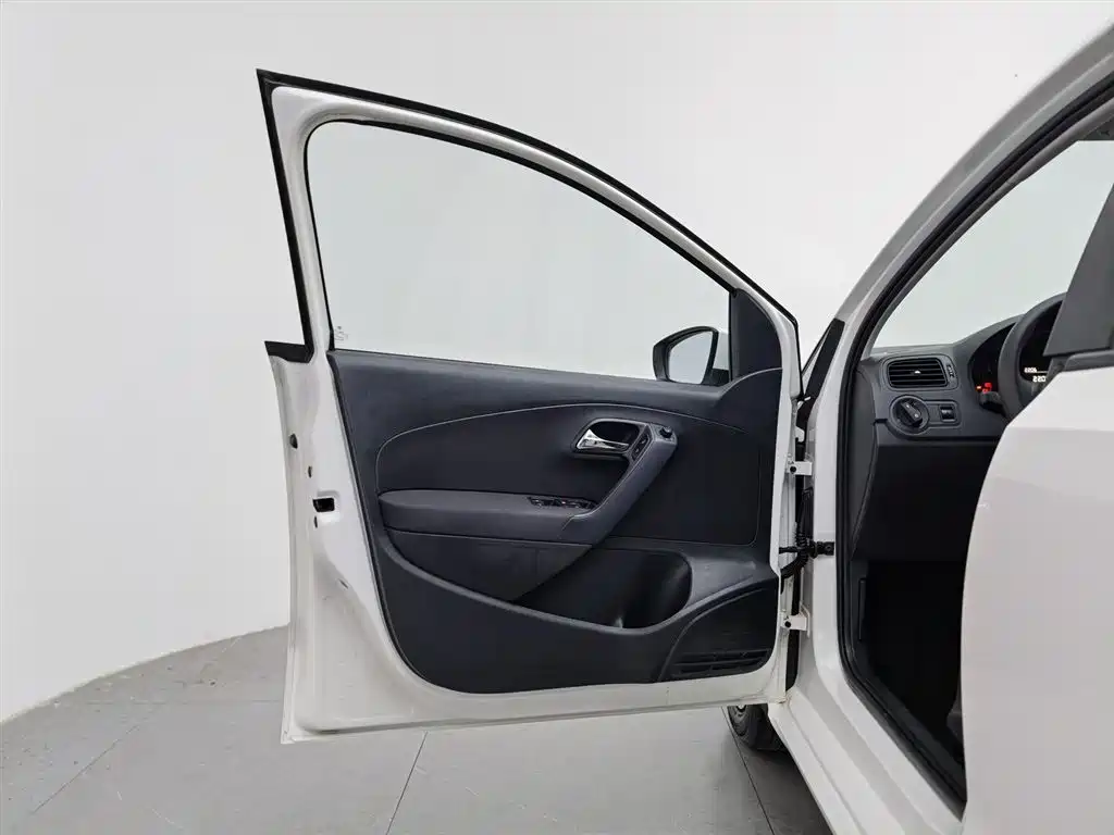 Volkswagen Polo 2014 1.4L MT