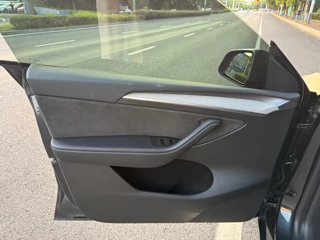 Tesla Model Y — миниатюра 9