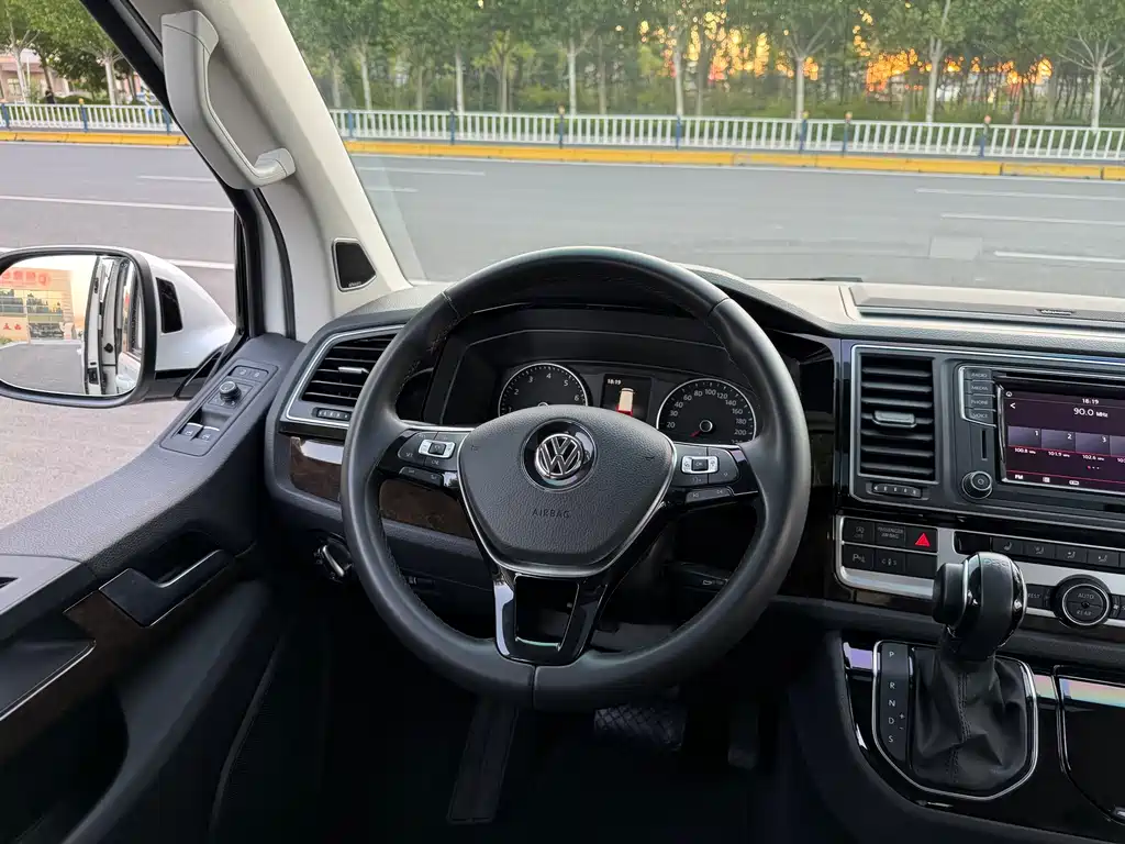 Volkswagen Multivan — миниатюра 8