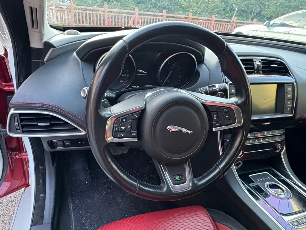 Jaguar XE — миниатюра 13