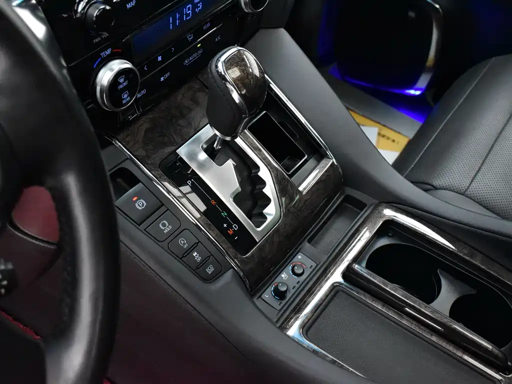 Toyota Alphard — миниатюра 13