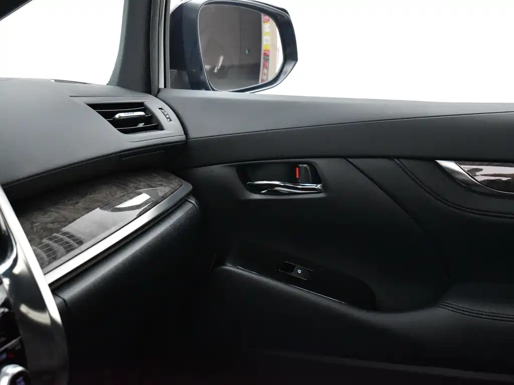 Toyota Alphard — миниатюра 12