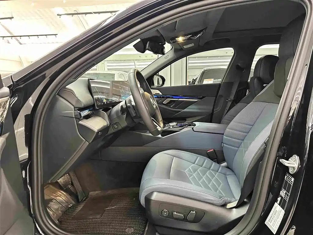 BMW 5 Series — миниатюра 7