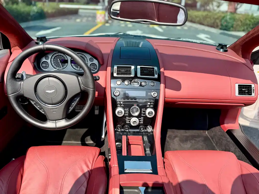 Aston Martin DBS — миниатюра 12