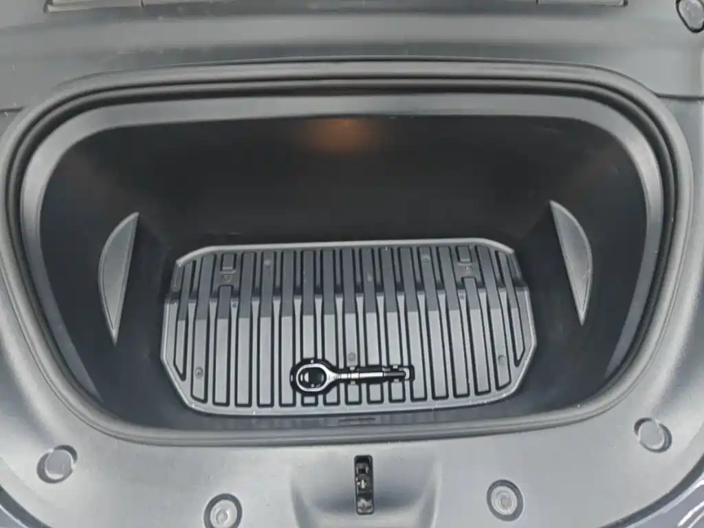 Tesla Model Y — миниатюра 20