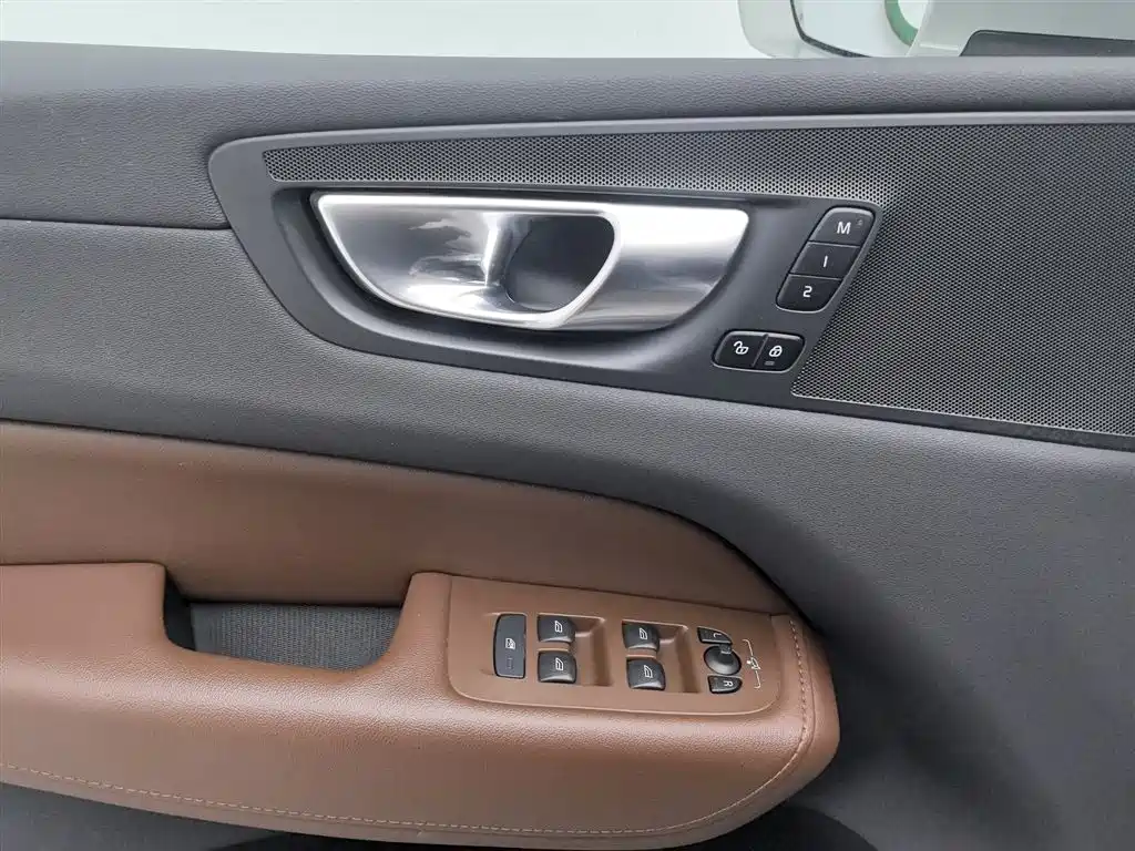 Volvo XC60 2024 B5 Luxury