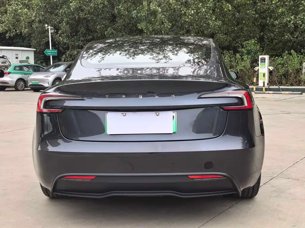 Tesla Model 3 — миниатюра 17