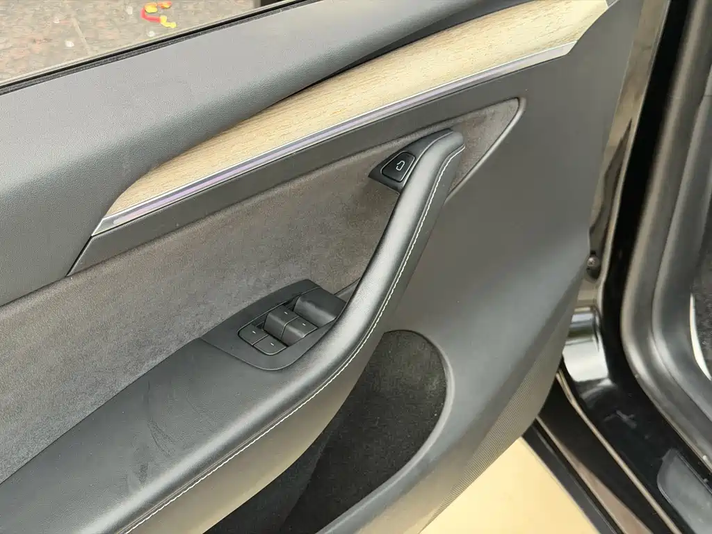 Tesla Model Y — миниатюра 13