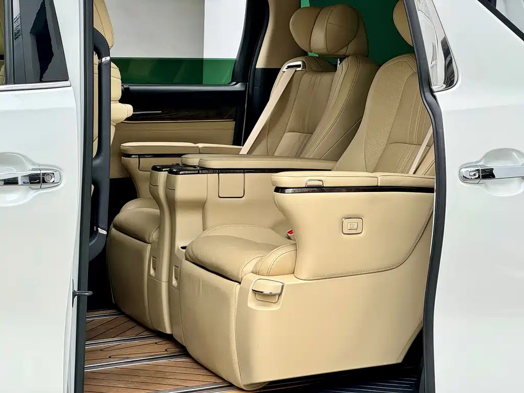 Toyota Alphard — миниатюра 5