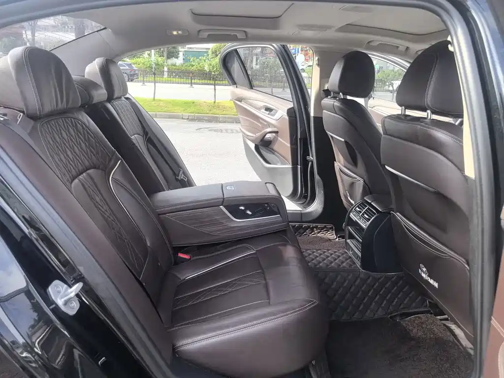 BMW 5 Series New Energy — миниатюра 12