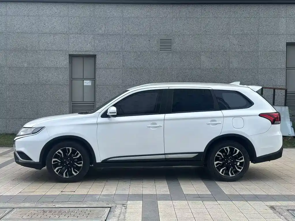 Mitsubishi Outlander — миниатюра 3