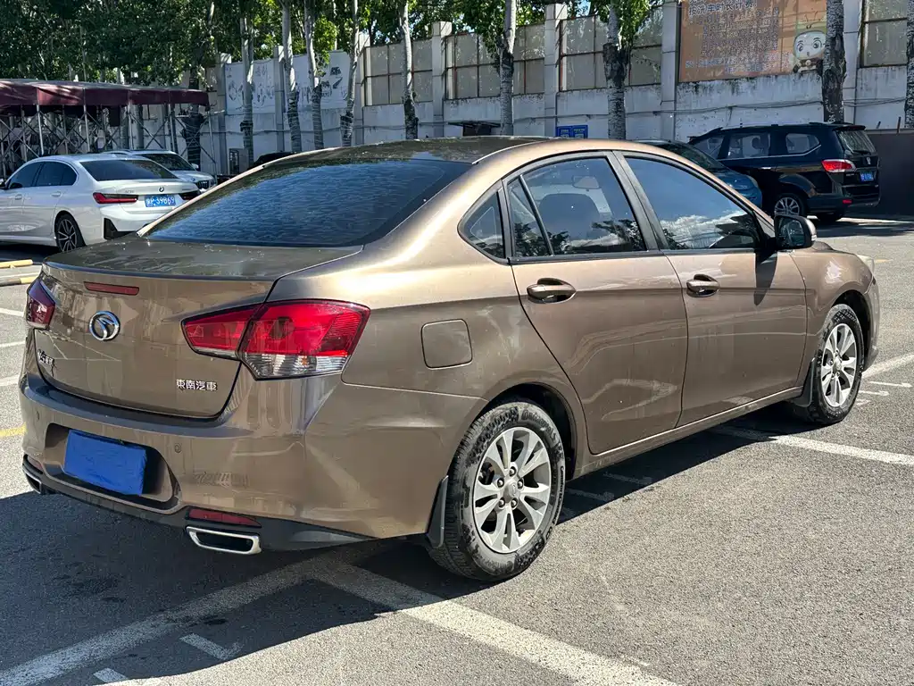 Soueast V5 2015 plus 1.5L MT