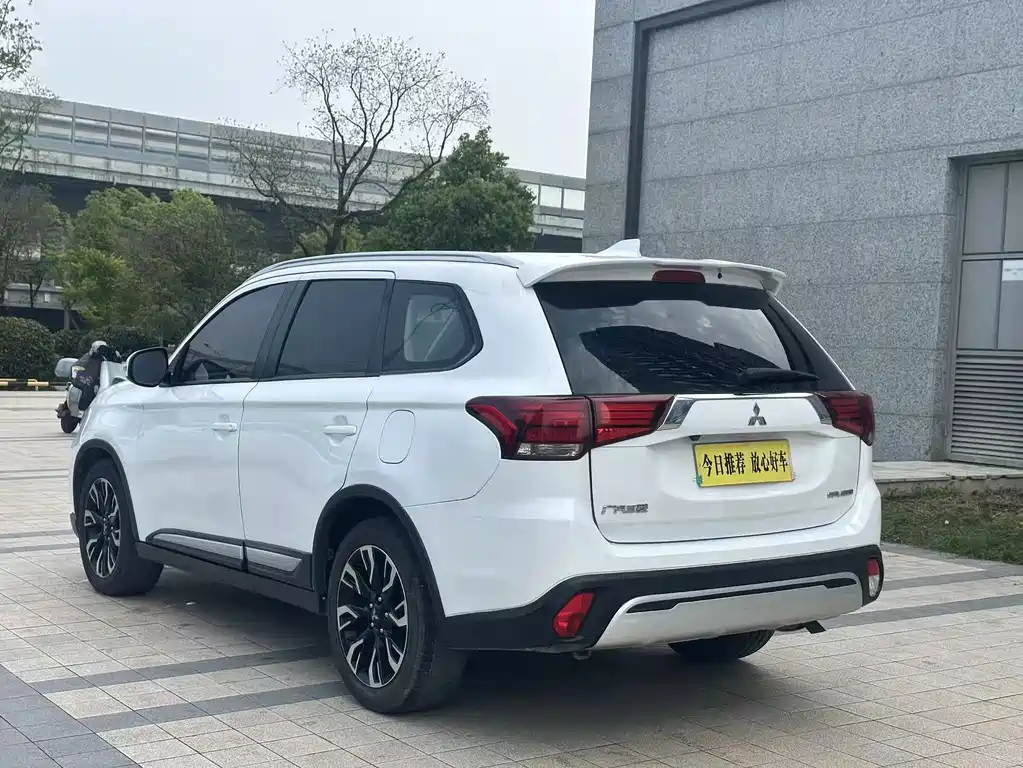 Mitsubishi Outlander — миниатюра 4