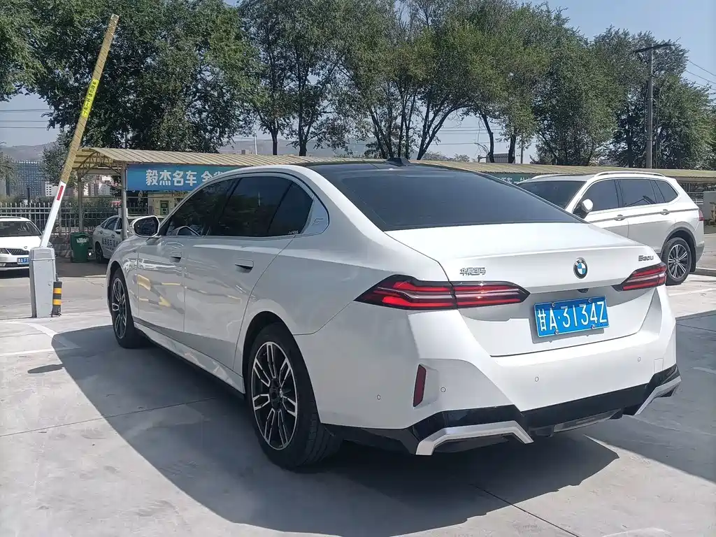 BMW 5 Series — миниатюра 5