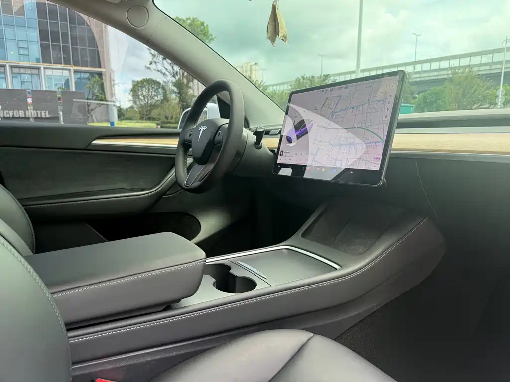 Tesla Model Y — миниатюра 10