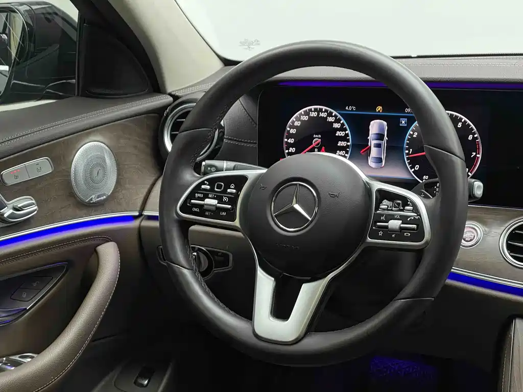 Mercedes-Benz E-Class — миниатюра 6