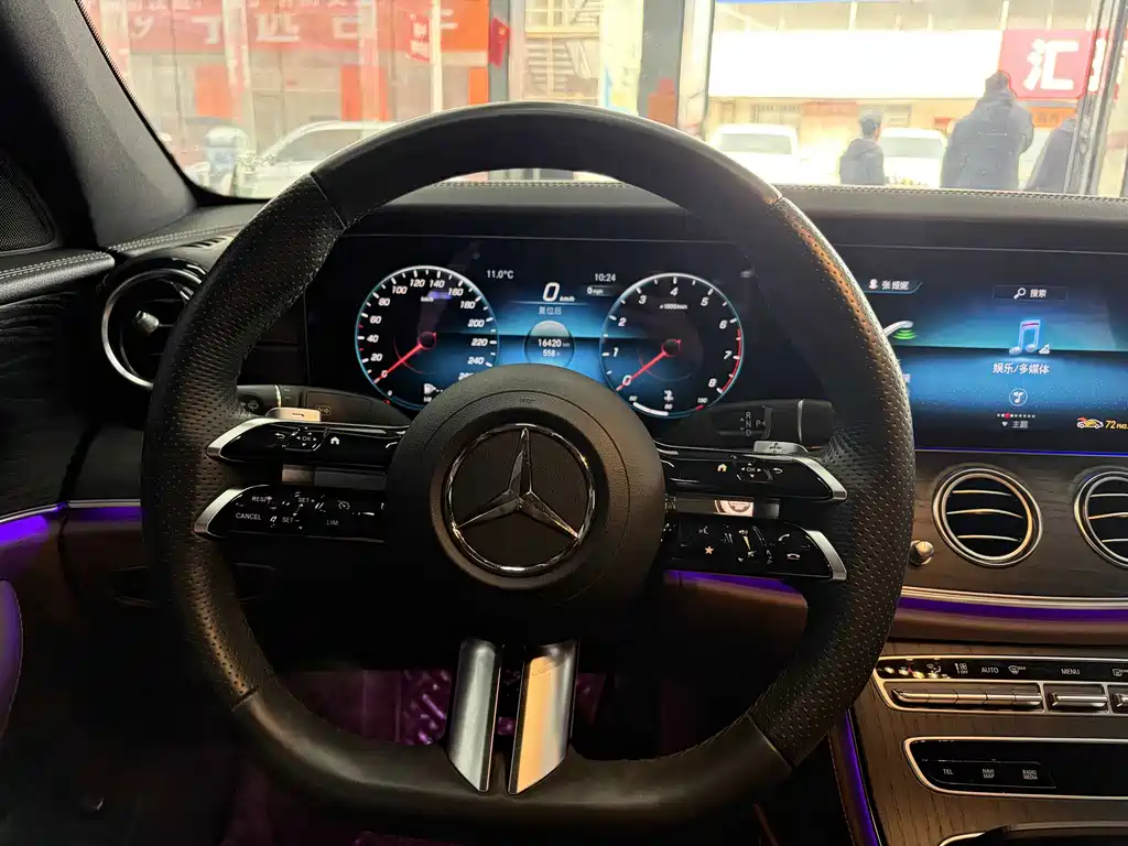Mercedes-Benz E-Class — миниатюра 11