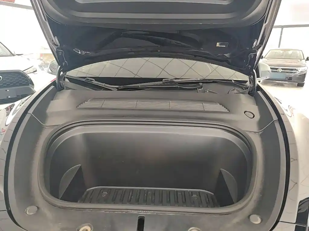 Tesla Model Y — миниатюра 20