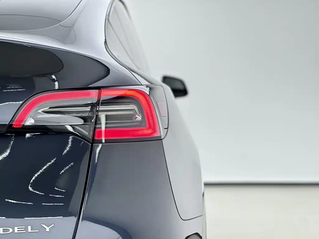 Tesla Model Y — миниатюра 13