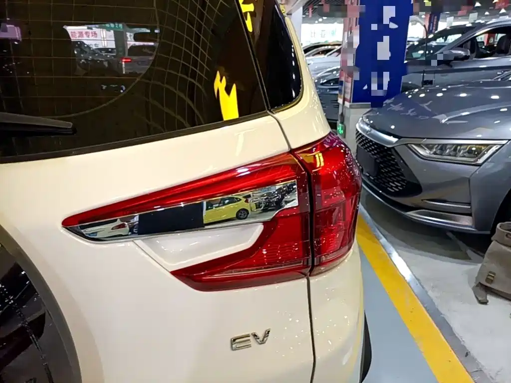 BYD Yuan EV — миниатюра 8