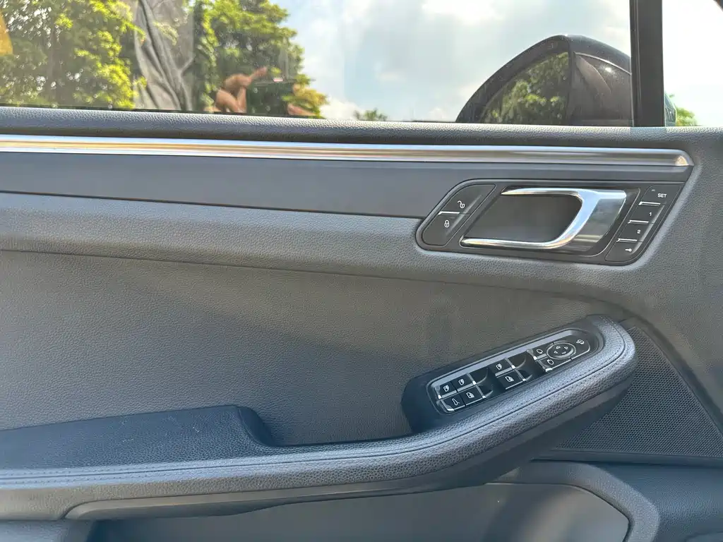 Porsche Macan — миниатюра 10