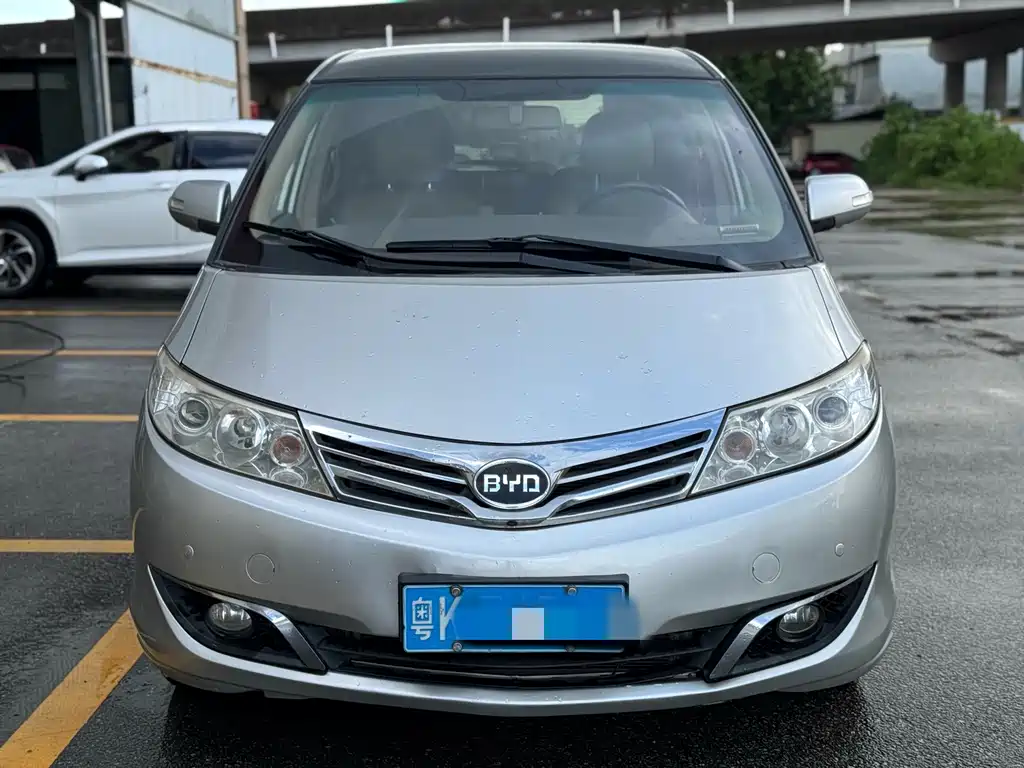 BYD M6