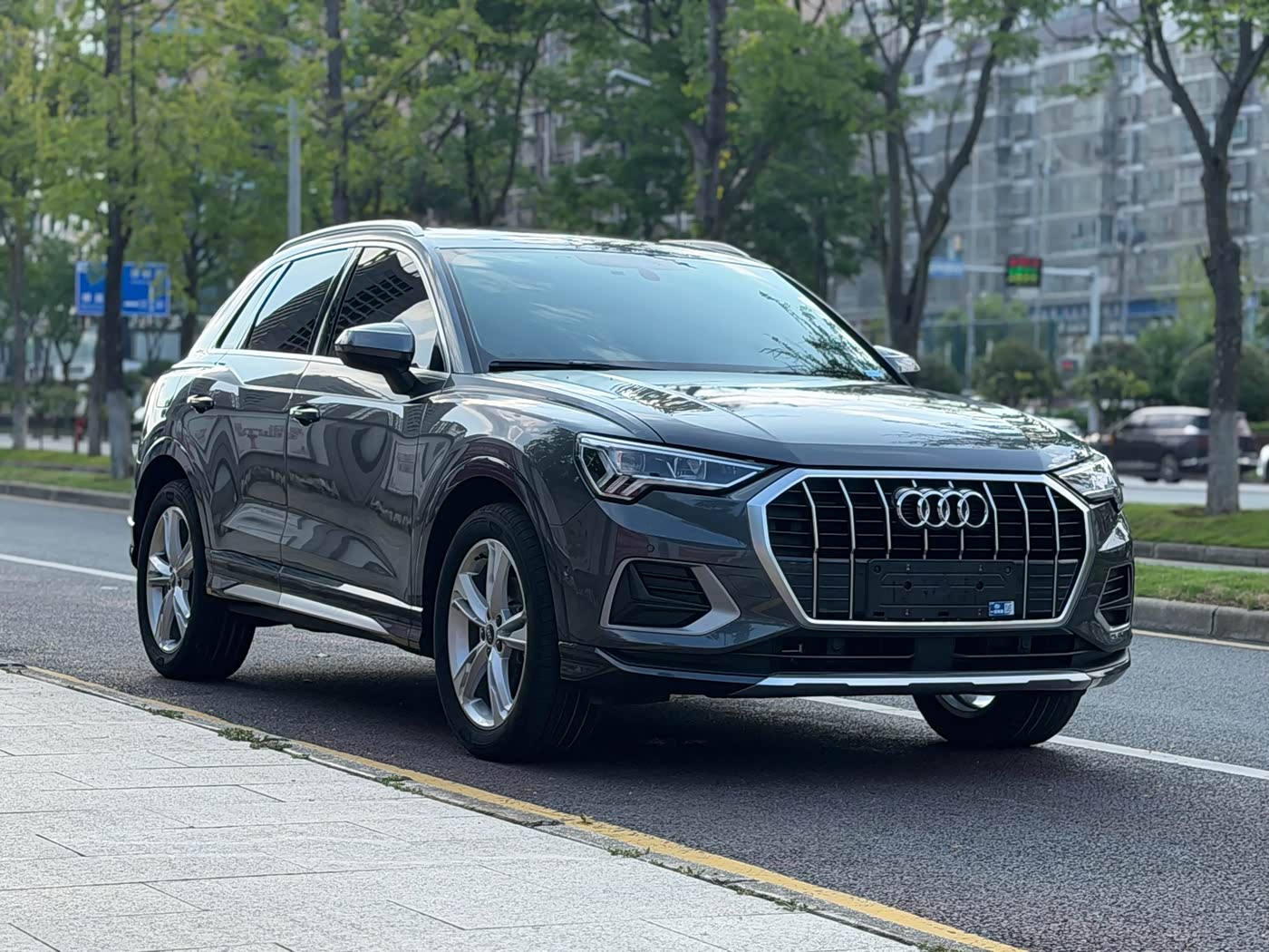 Audi Q3 1.4 л 2022 г. Серебристо-серый, пробег 30000 км