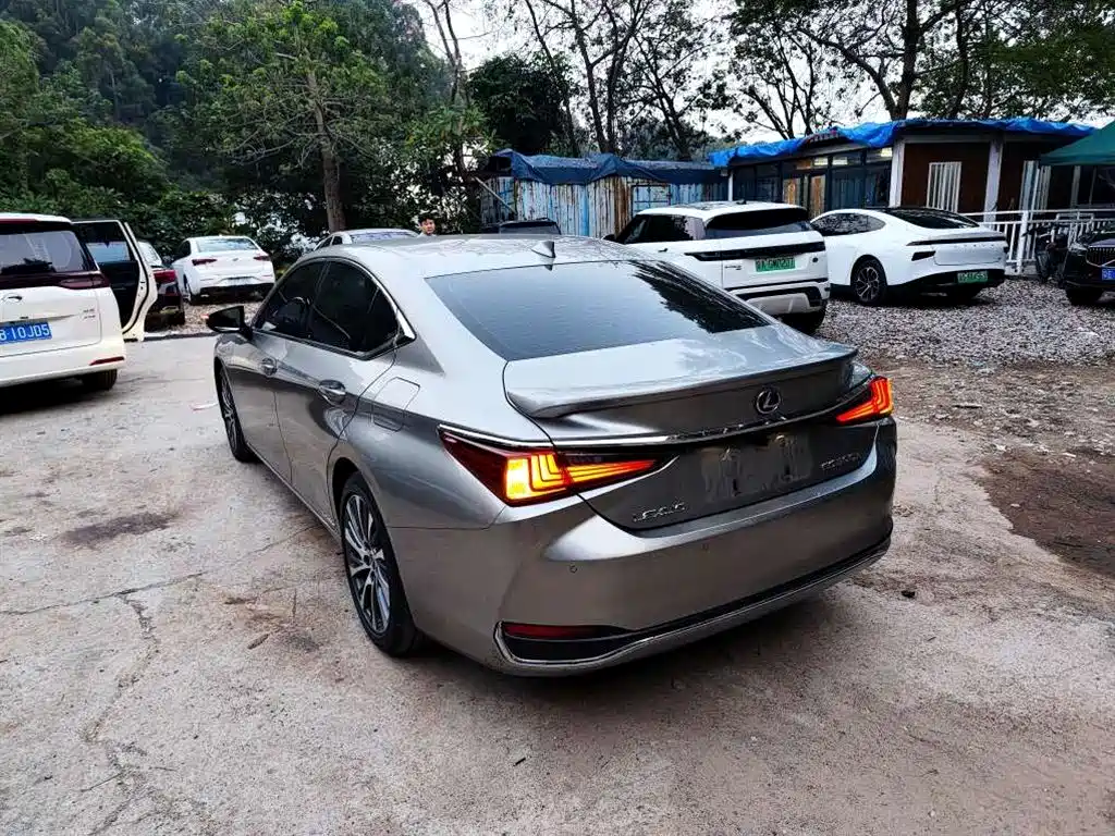 Lexus ES — миниатюра 6