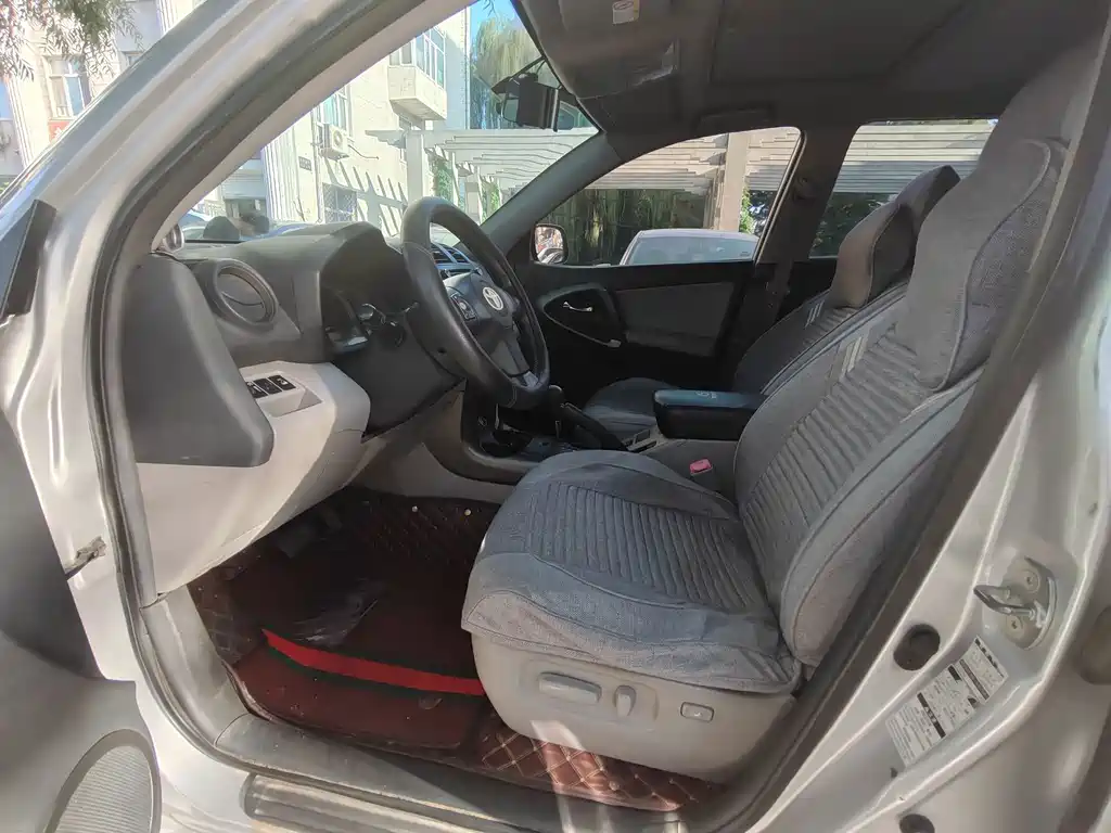 Toyota RAV4 — миниатюра 7