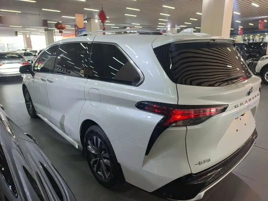 Toyota Granvia — миниатюра 5