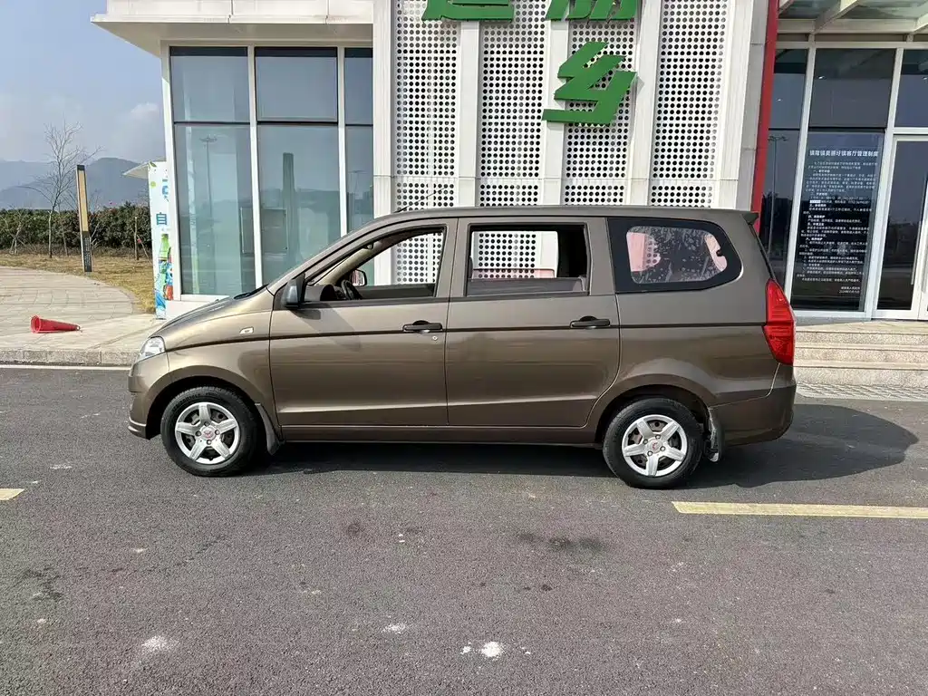 Wuling Hongguang — миниатюра 5