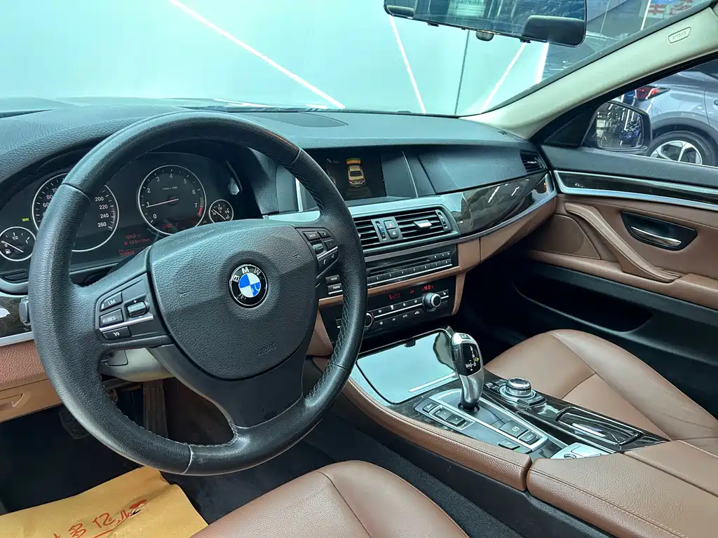 BMW 5 Series — миниатюра 8