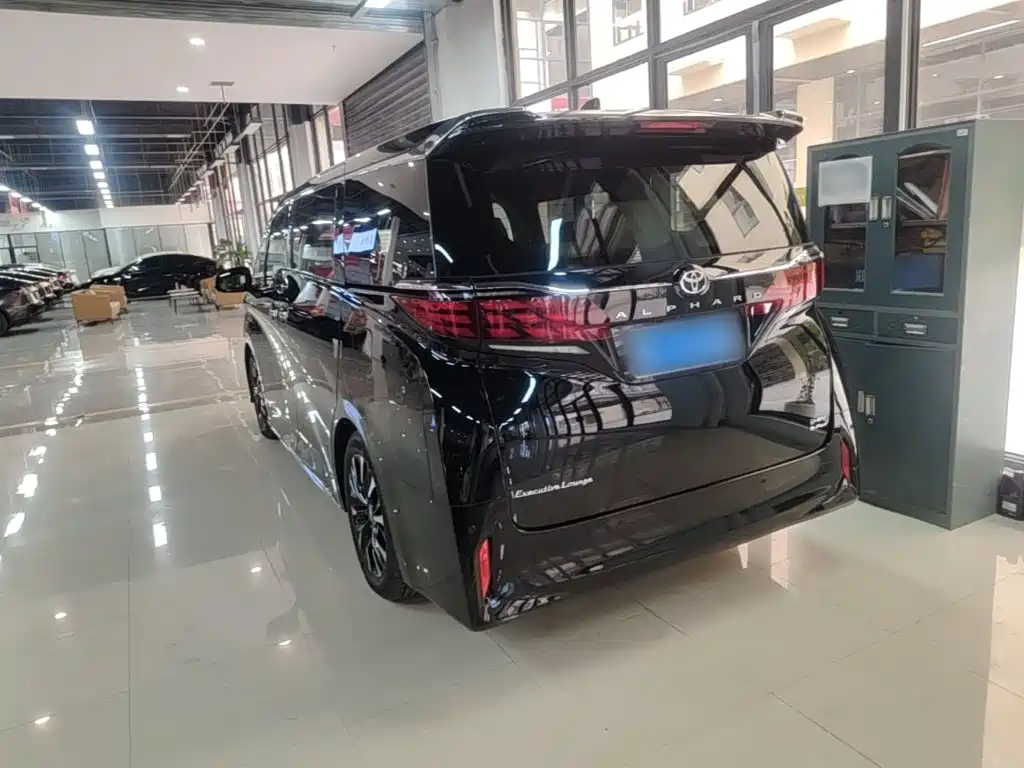 Toyota Alphard — миниатюра 5