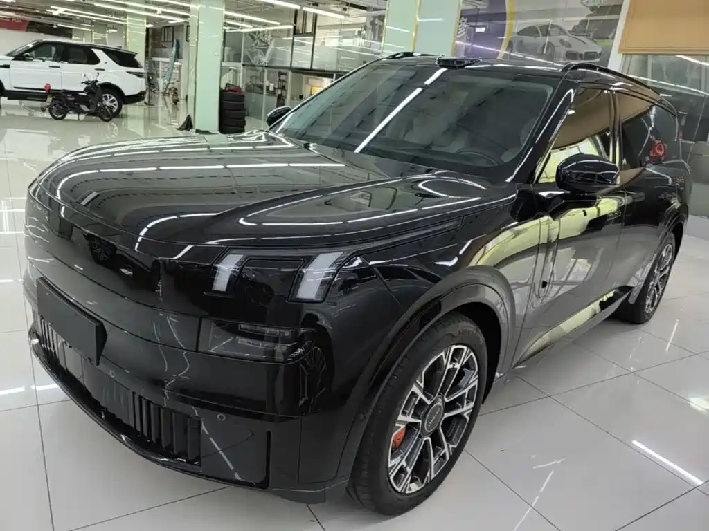 Lynk & Co Рука 900.
