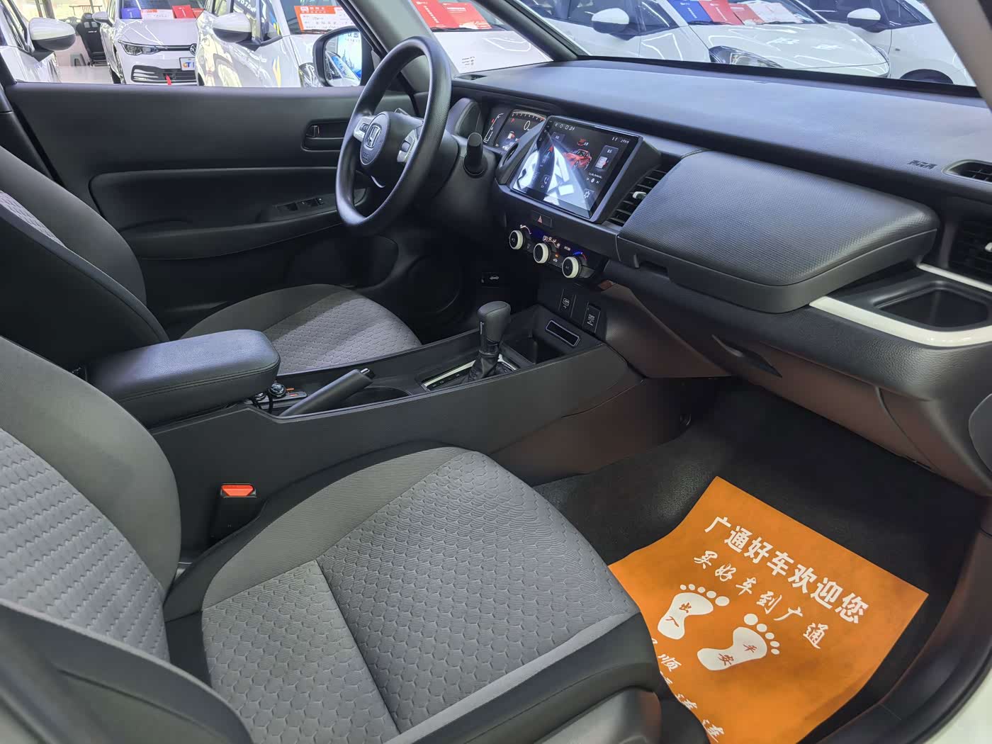 Honda Fit 1.5 л 2023 г. Белый, пробег 18000 км