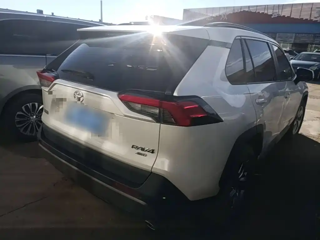 Toyota RAV4 — миниатюра 7