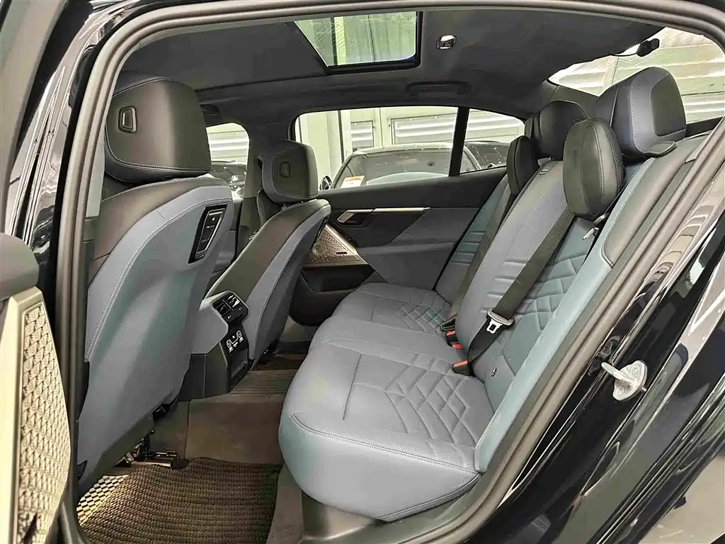 BMW 5 Series — миниатюра 22
