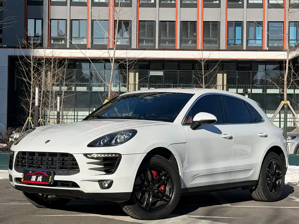 PORSCHE MACAN