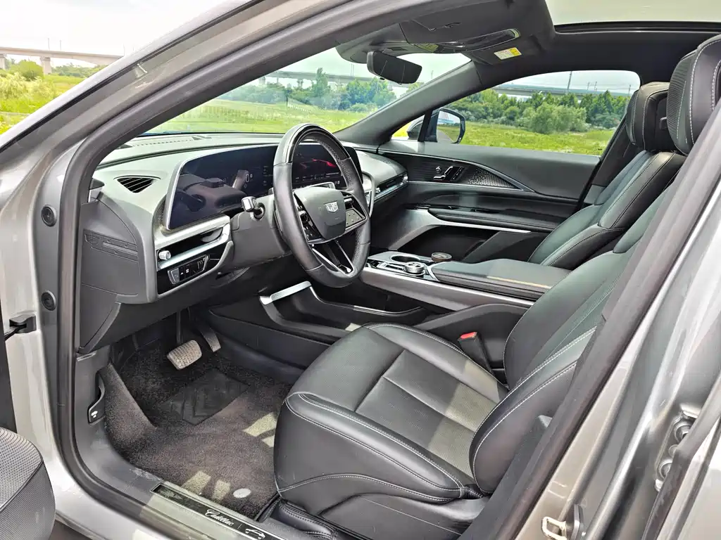 Cadillac IQ 2022 Luxury