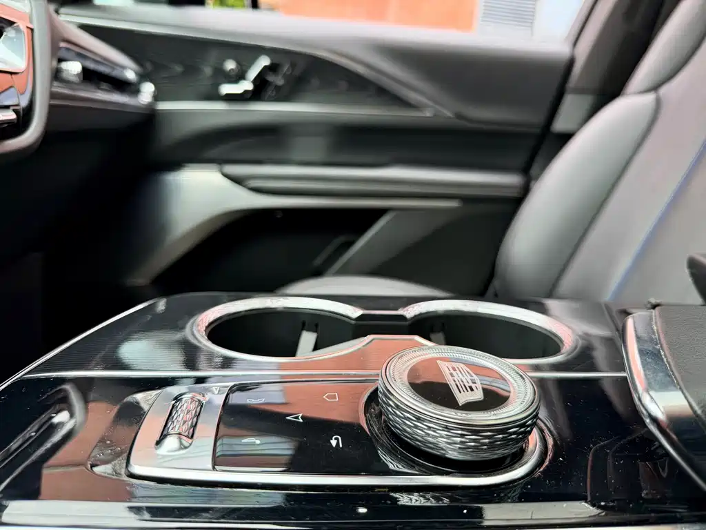 Cadillac Lyriq — миниатюра 18